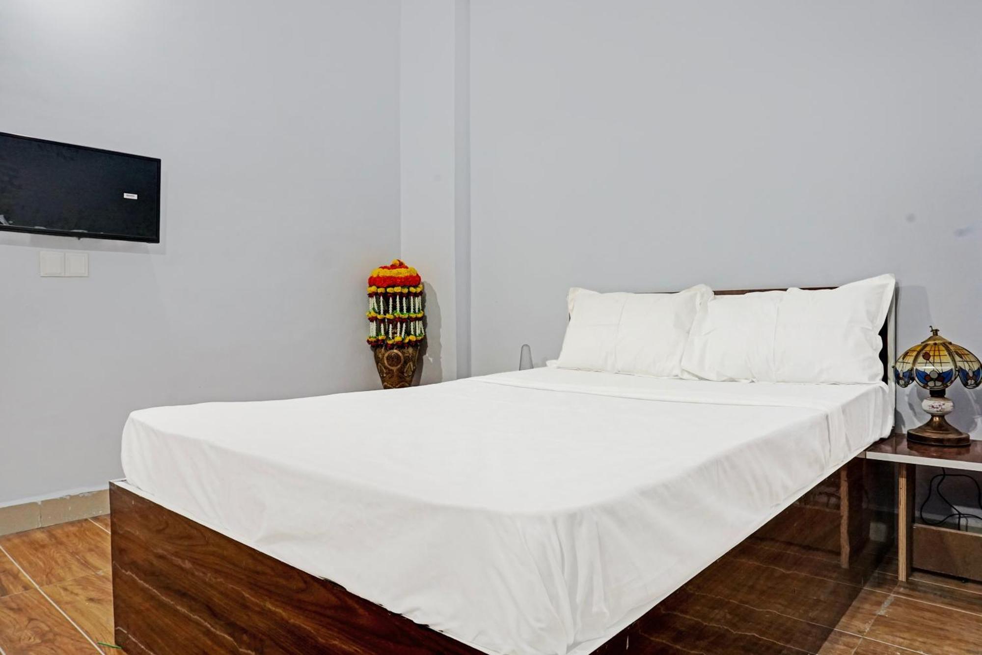 Oyo 820503 Lotus Lodge And Guest House Kharakvasla Εξωτερικό φωτογραφία