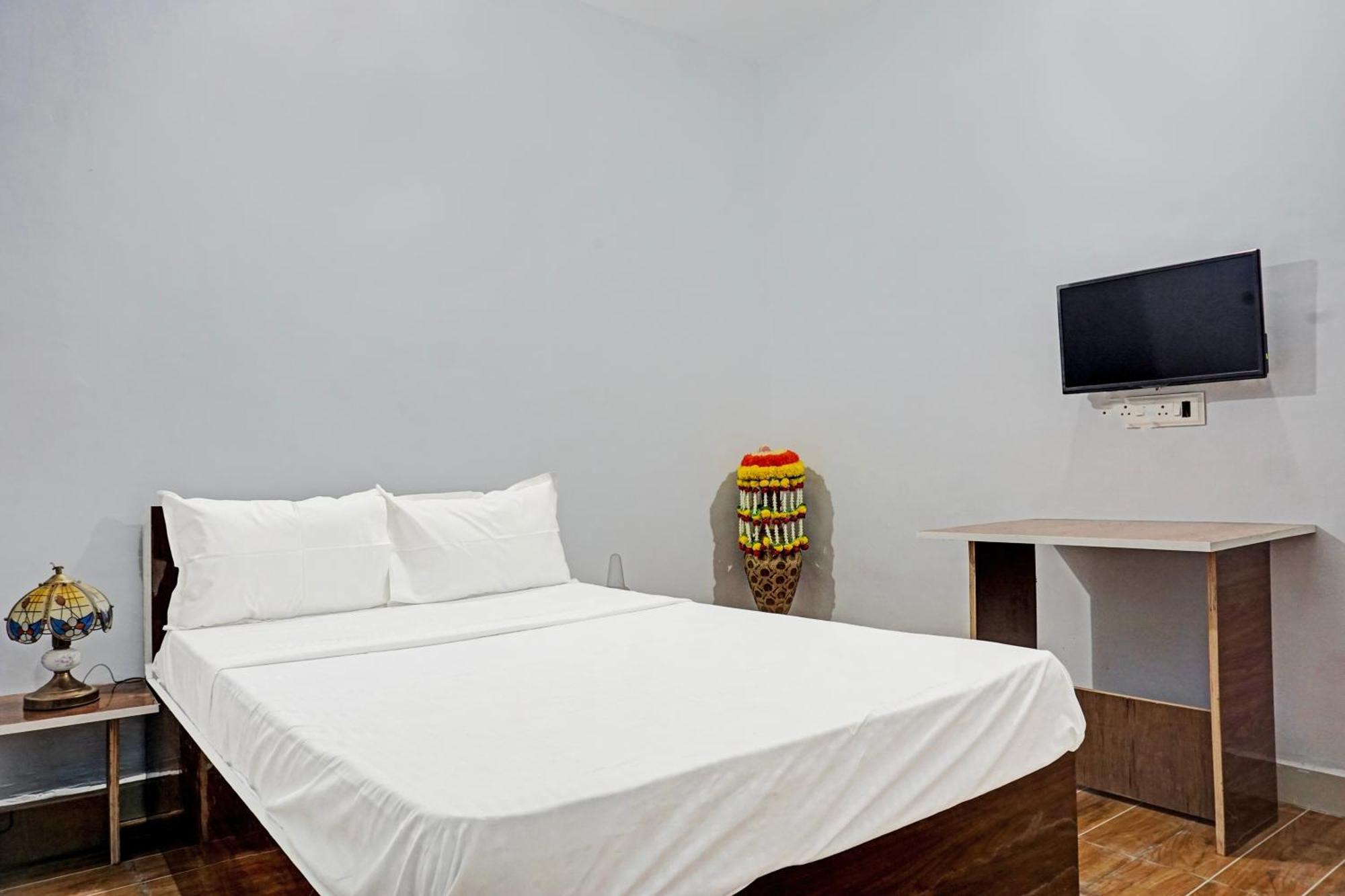 Oyo 820503 Lotus Lodge And Guest House Kharakvasla Εξωτερικό φωτογραφία