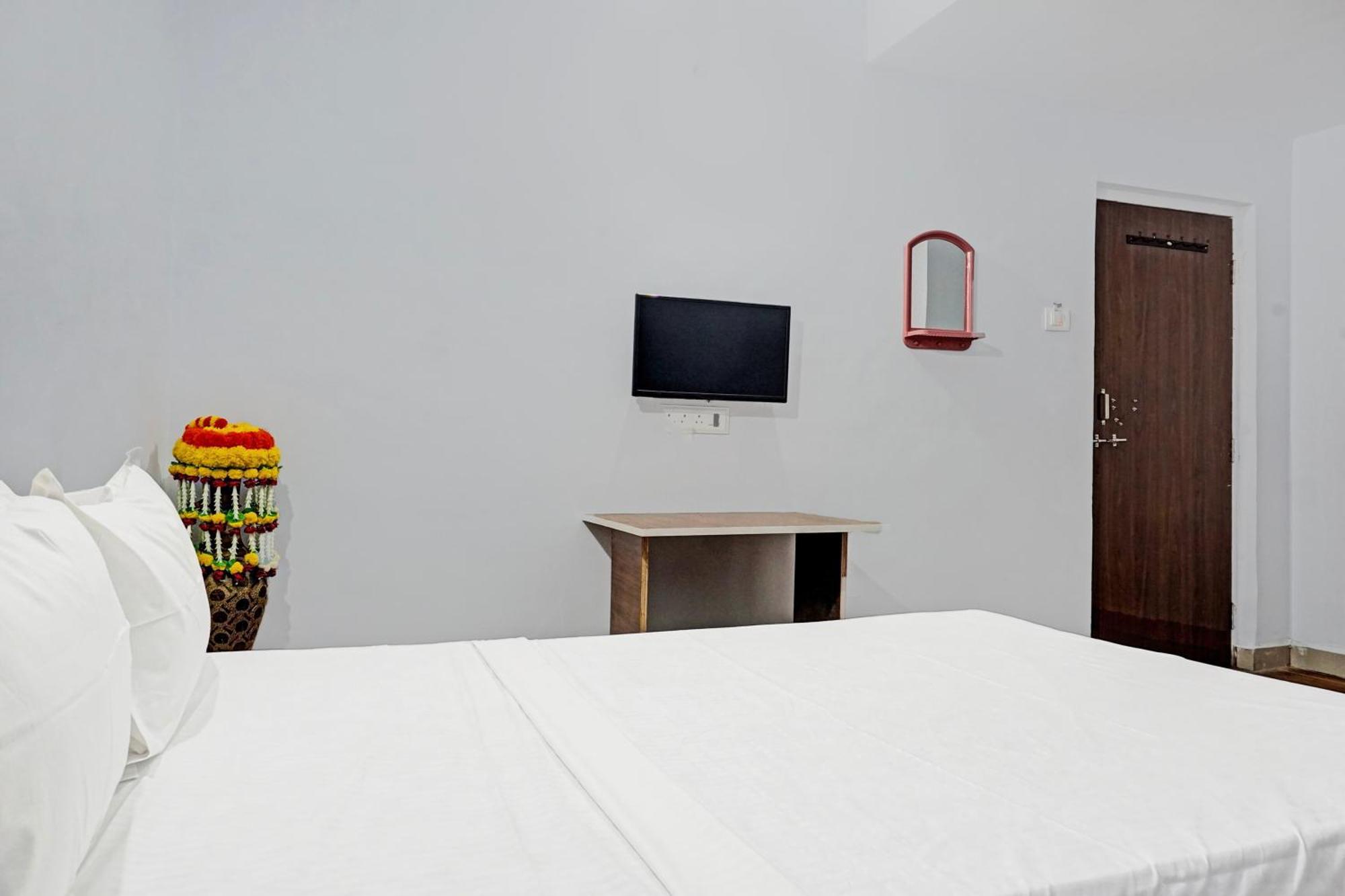 Oyo 820503 Lotus Lodge And Guest House Kharakvasla Εξωτερικό φωτογραφία