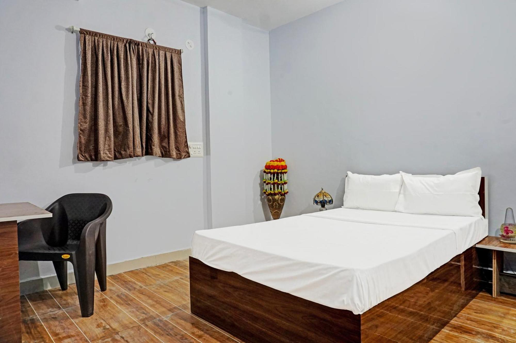 Oyo 820503 Lotus Lodge And Guest House Kharakvasla Εξωτερικό φωτογραφία