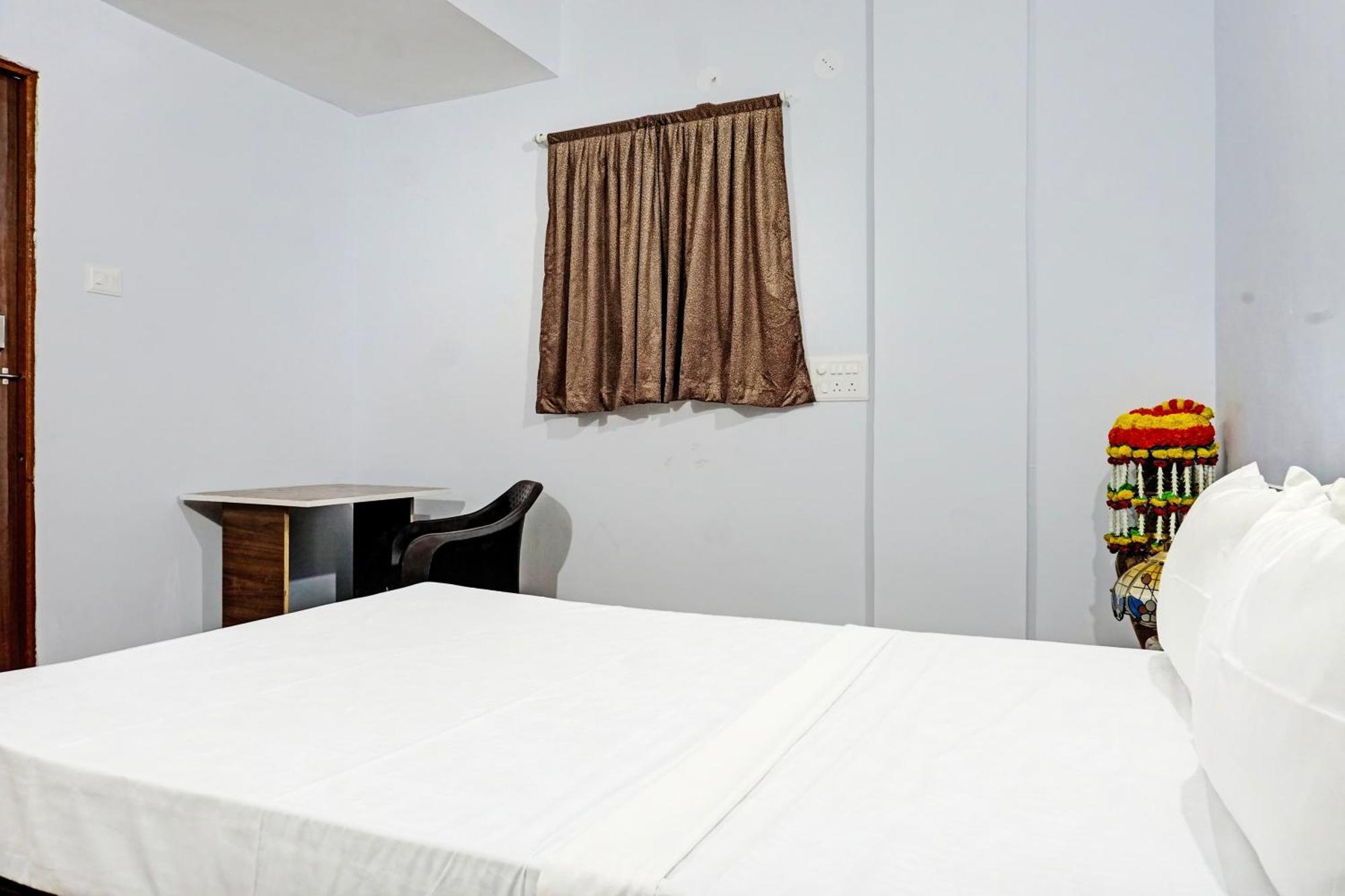 Oyo 820503 Lotus Lodge And Guest House Kharakvasla Εξωτερικό φωτογραφία