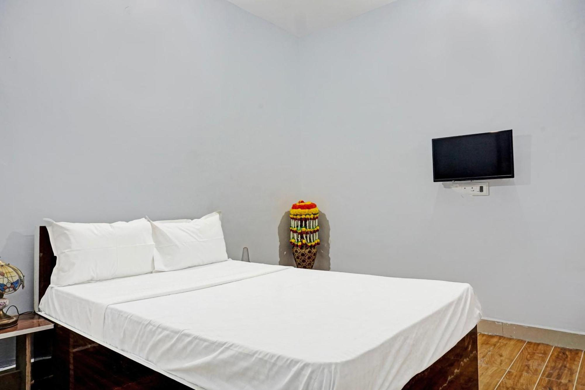 Oyo 820503 Lotus Lodge And Guest House Kharakvasla Εξωτερικό φωτογραφία