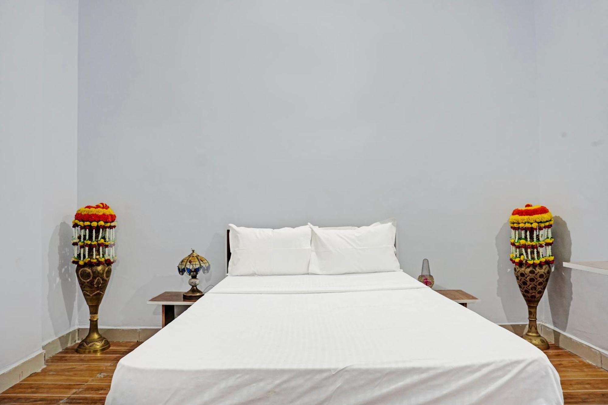 Oyo 820503 Lotus Lodge And Guest House Kharakvasla Εξωτερικό φωτογραφία