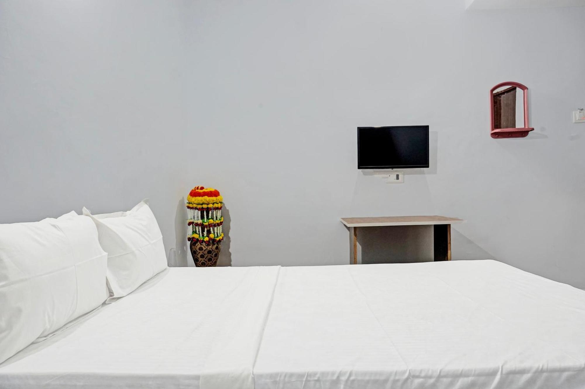 Oyo 820503 Lotus Lodge And Guest House Kharakvasla Εξωτερικό φωτογραφία